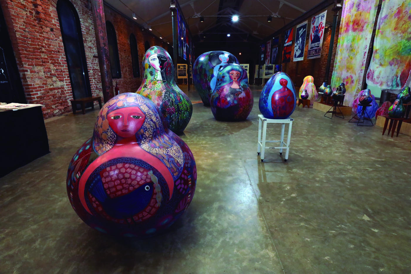 Instalação com grandes matryoshkas pintadas na Cinemateca Brasileira